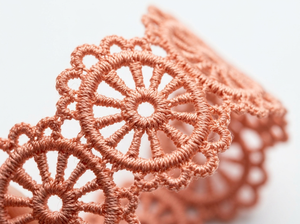 Dentelle Guipure Florale Pêche 10mm GPO Qualité Export 20 Mètres pour Vêtements Bébé, Accessoires Cheveux, Couture Artisanale Personnalisable - Product Image 4