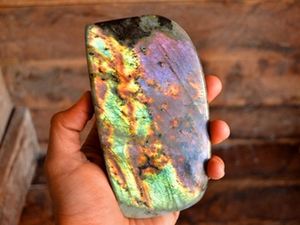 หินลาบราดอไรต์ดิบคุณภาพสูงสุด ขายส่ง หินลาบราดอไรต์ธรรมชาติสีฟ้าและสีม่วง - Product Image 4