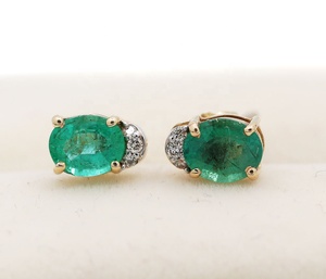 Vente en gros de boucles d'oreilles en or jaune 14 carats avec émeraude ovale naturelle et accent de diamants, Memoria Jewels - Product Image 6