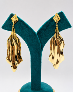 Boucles d'oreilles pendantes Sstringz Exim en laiton plaqué or pour femme, motif feuille géométrique irrégulier, tendance, longues, vente en gros Delhi - Product Image 5