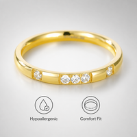 Großhandel Maßgefertigter 18K Vergoldeter Titanring mit 5 CZ-Stein-Einlagen Minimalistischer Ultraleichter Stapelbarer Ehering 2mm