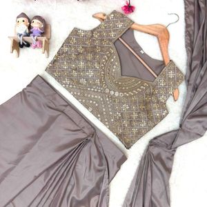 Conjunto de lehenga y sari de seda elegante y de primera calidad con chaqueta bordada y blusa cosida a precio mayorista de Royal Export - Product Image 5