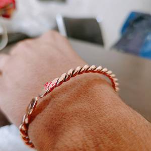 Bracelet manchette torsadé fin en cuivre pur fait main, bijou en cuivre massif pour homme et femme, plaqué OEM, artisanat de guérison. - Product Image 5