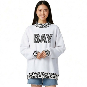 Sweat-shirt blanc oversize pour femme, col montant, avec motif BAY personnalisé et bordure Léopard des Neiges, coupe décontractée ample, vente en gros - Product Image 1
