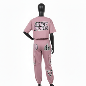 ชุดเซ็ตเสื้อครอปท็อปสีชมพูผ้าฝ้ายเฟรนช์เทอร์รี่พรีเมียม 280 GSM สำหรับผู้หญิง พร้อมกางเกงจ็อกเกอร์ ปักลายเชนิลล์ ปักโลโก้ตามสั่ง ชุดเซ็ตสำหรับผู้หญิง - Product Image 2