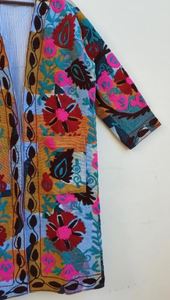 Veste florale multicolore d'inspiration vintage, mode ethnique, faite à la main, artisanale, broderie Suzani, aspect velours riche - Product Image 5