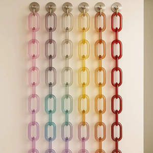Escultura de arte mural de eslabones de cadena de resina multicolor para decoración interior de interiores, instalación vertical de cortina acrílica. - Product Image 5
