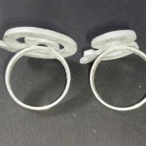 Anillo para Servilletas con Símbolo y Signo de Correo, Texturizado Plateado, de Aluminio, de una Sola Pieza, para Eventos Corporativos Modernos - Product Image 3