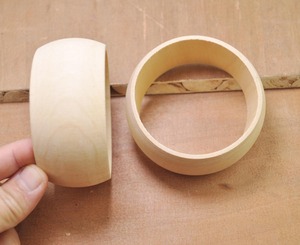 Bracelet tendance en bois naturel poli fait main, bijou de mode au look unique, forme ronde, cadeau pour femme - Product Image 2