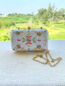 Pochette élégante brodée de perles avec détails en perles et bandoulière chaîne pour tenue de soirée - Product Image 1