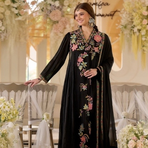 Ensemble de costume brodé en georgette de créateur avec pantalon et dupatta assortis, un ensemble ethnique conçu pour les mariages. - Product Image 6