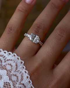Bague de fiançailles personnalisée en or massif 14K 18K avec diamant de laboratoire ovale taille East West de 2 carats, tige droite, sertie à griffes 2,50 mm, vente en gros - Product Image 2