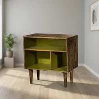 Étagère en bois rustique avec étagères ouvertes et pieds coniques pour le rangement et la présentation dans le salon