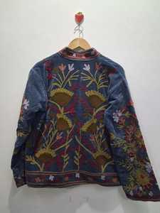 เสื้อแจ็คเก็ตผ้ากำมะหยี่ลายดอกไม้สไตล์วินเทจ ซูซานี  บุผ้าฝ้ายรักษ์โลก สำหรับผู้หญิง งานปักมือ  ทรงบอมเบอร์  ใส่ได้ในฤดูหนาว - Product Image 3
