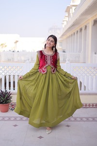 Nuevas y exclusivas colecciones de vestidos Anarkali para bodas y festivales indios, con bordados de lentejuelas en terciopelo y koti. - Product Image 4