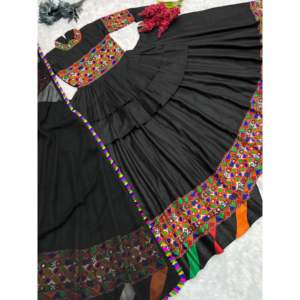 Beaux vêtements régionaux Kediyu Lehenga et Dupatta avec un vrai travail manuel en miroir - Product Image 1