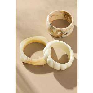 Bracelets en résine et en bois faits à la main avec des détails artistiques, accessoires de bijoux - Product Image 5