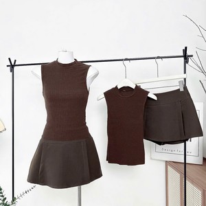 Ensemble assorti décontracté pour femme : débardeur court en maille côtelée à col roulé et jupe trapèze taille haute - Product Image 1