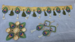 Exquisitos Portavelas de Metal con Plumas de Pavo Real Hechos a Mano para Decoración Festiva Tradicional India - Product Image 2