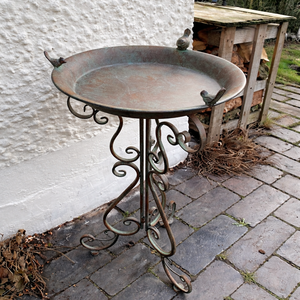 Bain d'oiseaux vintage en fer forgé verdigris, style antique, avec ornements d'oiseaux et base élégante en volutes - Product Image 1