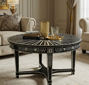 Table basse ronde noire avec incrustation géométrique de carreaux en os sur le dessus et un côté à motif floral répété sur un cadre en laiton. En gros. - Product Image 3