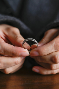 แหวนแต่งงานทองคำขาว 14K ประดับเพชรเพาะเลี้ยงแบบ Pavé สองแถว - Product Image 5