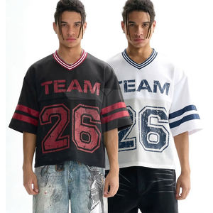 Camiseta Deportiva Retro de Malla con Logo Personalizado, Estilo Boxy, Jersey de Fútbol, Ropa Urbana Oversize, Camiseta Corta con Cuello en V para Hombre - Product Image 1