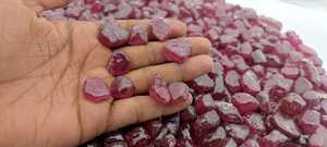 พลอยทับทิมดิบคุณภาพสูง เติมด้วยแก้วธรรมชาติ |   สีชมพู |   ความเงางามที่ยอดเยี่ยม |   เอฟเฟกต์ดาว |   การเจียรหลังคาเพชร |   ทำเอง - Product Image 3
