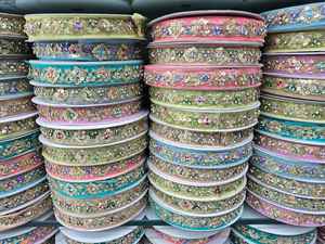 Bordado de encaje metálico de poliéster con pedrería y cuentas para zapatos, bolsos y textiles del hogar, lavable, 1 pulgada de ancho, personalizado - Product Image 4