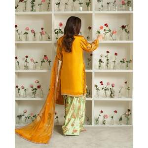 Ensemble haut-bas et dupatta brodé de créateur pour robes de bal - Product Image 4