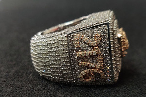 แหวนฮิปฮอปแบบกำหนดเองประดับเพชรโมอิสซาไนต์ทรงคลัสเตอร์ ตัวอักษรย่อ  ทำจากเงินแท้ 925 ชุบโรเดียม  แบบฝังเพชรเต็มวง  สำหรับผู้ชายและผู้หญิง - Product Image 2