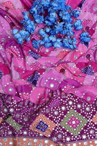 Tissu imprimé géométrique miroir violet rose avec bordure épaisse pour la confection de robes Kurti, vêtements ethniques de créateur - Product Image 4