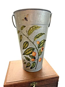 Maceta Decorativa Larga de Metal Galvanizado con Estampado de Hojas, Adecuada para Jardín, Patio y Balcón, Diseño de la India - Product Image 1