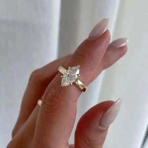 แหวนหมั้นเพชรเม็ดเดี่ยวทรงมาร์คีส์ คิริชนาวี KR 268 2 กะรัต ชุบทอง 14k หรูหรา - Product Image 2