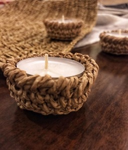 Portavelas de ratán de tamaño pequeño, adorno decorativo para mesa, ideal para mesas de café, estantes y decoración de rincones acogedores. - Product Image 1