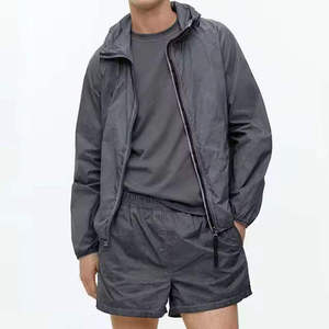 Conjunto corto personalizable para hombre, chaqueta y pantalones cortos de poliéster y nailon premium a prueba de viento, ropa deportiva para exteriores. - Product Image 5