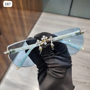 Lunettes de soleil bleu ciel VVS Clarity Moissanite Diamond Cross Designer Lunettes de soleil de luxe pour l'approvisionnement en usine au prix de gros - Product Image 1