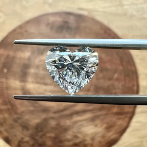 Diamants en forme de cœur étincelants, traités CVD, certifiés IGI, clarté E, parfaits pour les créations de bijoux uniques et les bagues de fiançailles - Product Image 1