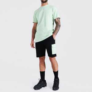 Conjunto de Camiseta de Algodón Verde Menta para Hombre con Pantalones Cortos Cargo Negros, Ropa Casual Transpirable para Verano - Product Image 1