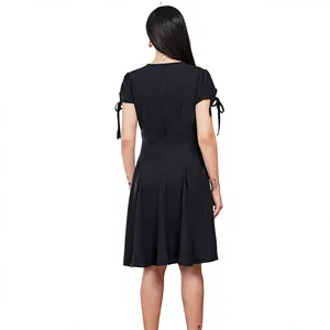 เดรสสีดำทรงเอไลน์ความยาวปานกลาง ปักลายดอกไม้ แขนสั้น ผูกคอ สไตล์ลำลอง - Product Image 3