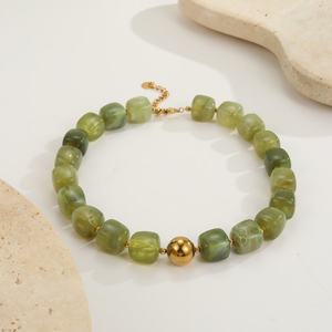 Hermoso collar de cuentas de resina con cuentas coloridas hechas a mano, ideal para realzar atuendos diarios con elegancia y estilo moderno. - Product Image 2