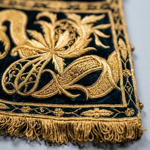 Sherwani en velours noir avec broderie dorée, tenue de mariage traditionnelle indienne et pakistanaise pour hommes, longueur au sol, coupe classique, style hiver - Product Image 4