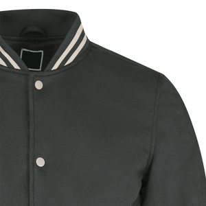 Chaqueta Varsity para hombre en color negro con bloques de color, botones a presión, cuello alto, estilo deportivo y urbano. - Product Image 4