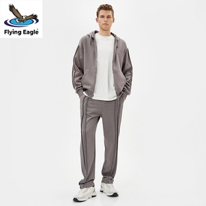 Survêtement de sport personnalisé pour homme, tenue de jogging respirante et légère pour la course et l'entraînement - Product Image 1