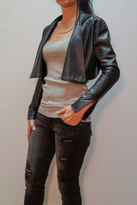 Chaqueta de Cuero Negra Corta Personalizada para Mujer, Impermeable, Transpirable, Ecológica, con Cierre, Estilo Urbano, Hecha a Mano - Product Image 2