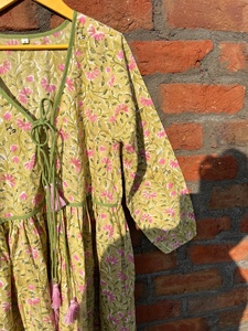 เดรสยาวสไตล์โบฮีเมียนพิมพ์ลายด้วยมือจากผ้าฝ้ายแท้ 100% แบบอินเดีย คอวี แขนยาว ลายดอกไม้ - Product Image 3