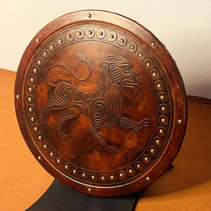 Grand bouclier en bois de style Viking, design rond d'inspiration nordique pour la décoration et les événements costumés - Product Image 6