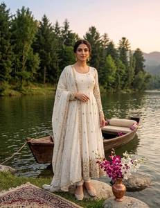 Ensemble Anarkali brodé blanc avec dupatta, longueur ras du sol, style traditionnel indien pakistanais, coupe ample en coton pour femme, idéal pour les mariages - Product Image 6