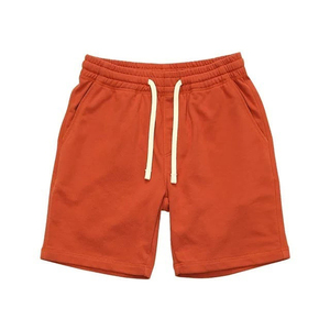 Shorts de algodón para hombre diseñados con cintura elástica cómoda y diseño minimalista para un look moderno y elegante. - Product Image 3