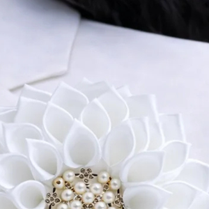 Broche de Flor Blanca Elegante, Pin Floral para Solapa, Accesorio de Lujo para Mujer, Decoración de Moda con Diseño de Pétalos y Centro de Perla - Product Image 3